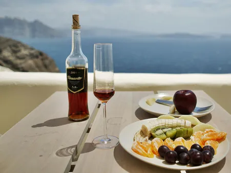  A Taste of the Islands: Exploring the Local Drinks of Crete and Santorini 